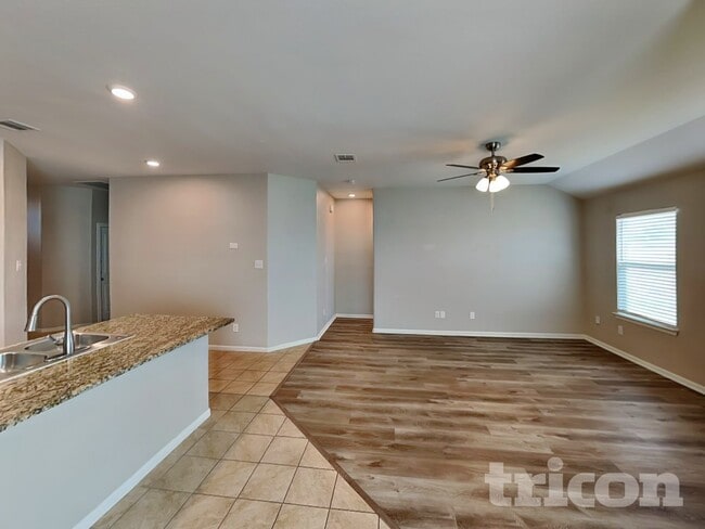 Photo - 324 Foxhunter St