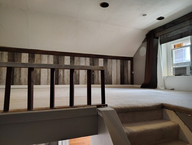 Photo - 337 1/2 W South St Unit Upstairs