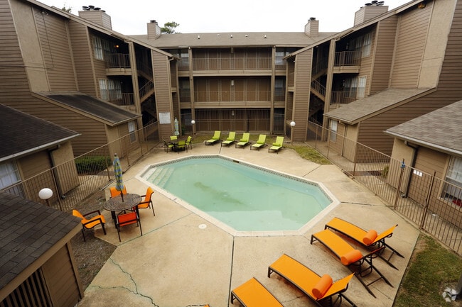 Building Photo - The Advantages Apartments