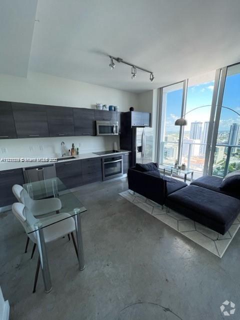 Building Photo - 151 SE 1st St Unit PH06 Rental