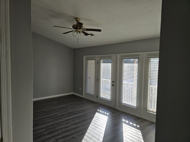 Living room - 700 Glendale Dr Condo Unit 700#M