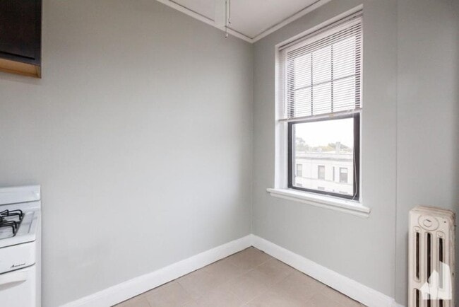 Photo - 1 bedroom in Chicago IL 60613 Unit 201
