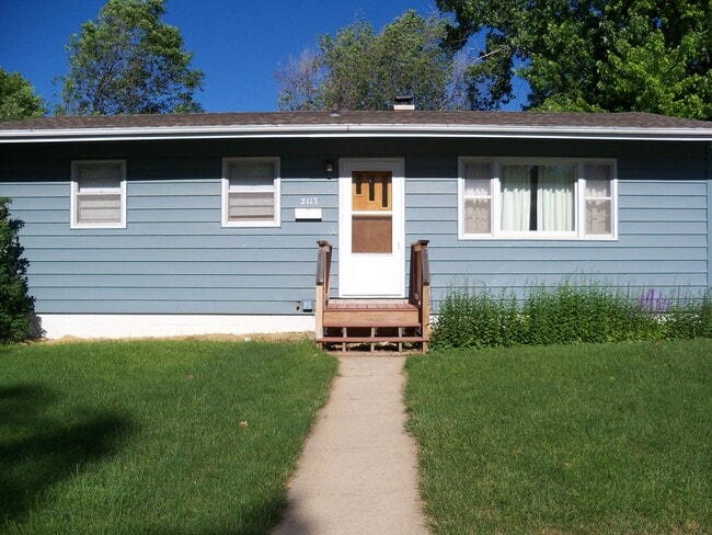 Building Photo - 4 BEDROOM | 2 BATH | DETACHED GARAGE | WEST SIDE