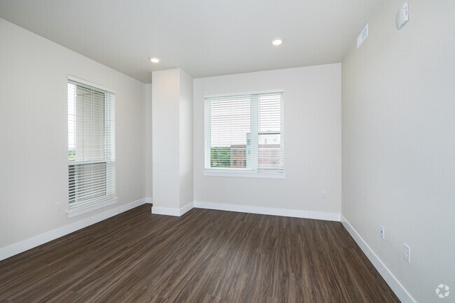 2BR, 2BA - 990SF - Reserve B - Living Room
