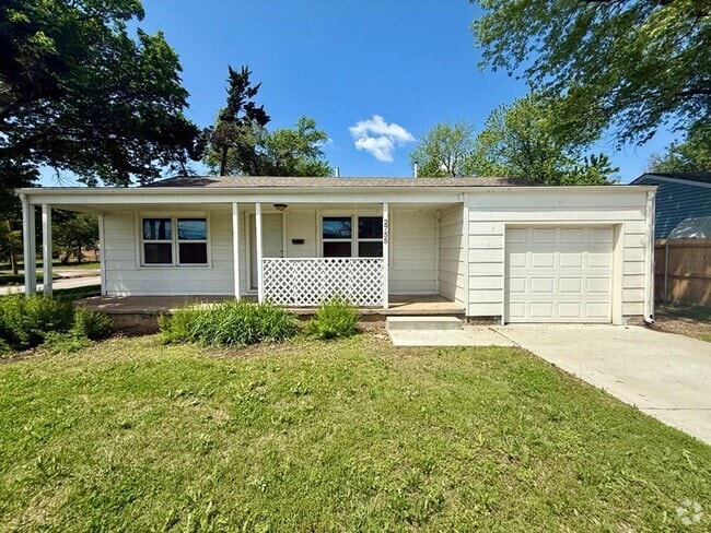 Building Photo - $1100 - 2 bed 1 bath - Single Family Home