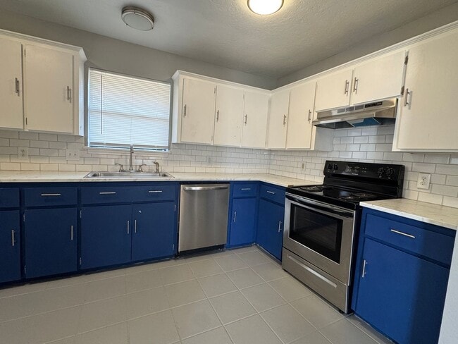 Photo - 1916 SW E Ave