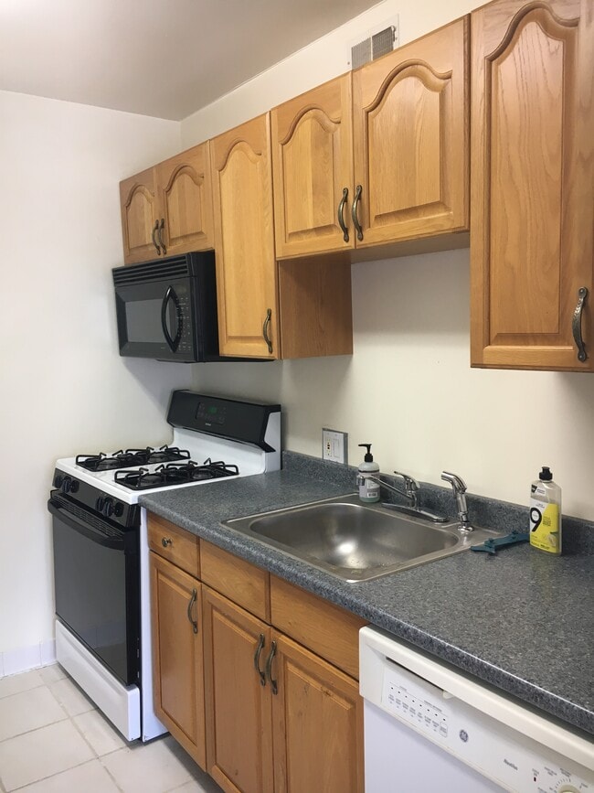 Kitchen - 12207 Braxfield Ct Unit 14