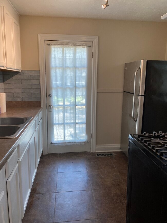 Photo - 704 Country Club Rd