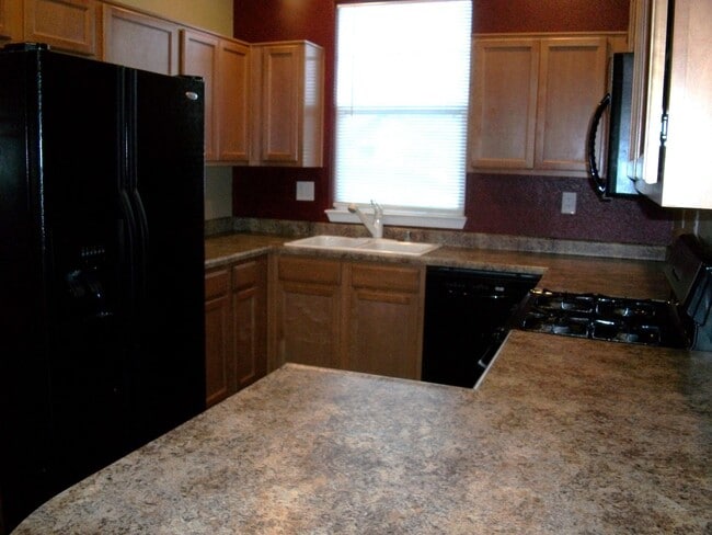 Photo - Well maintained 3 bedroom, 2-1/2 bath, 2-car garage $2400.00