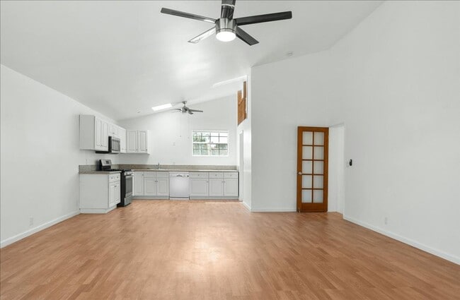 Building Photo - 107 S Aviation Blvd Unit BACK Rental