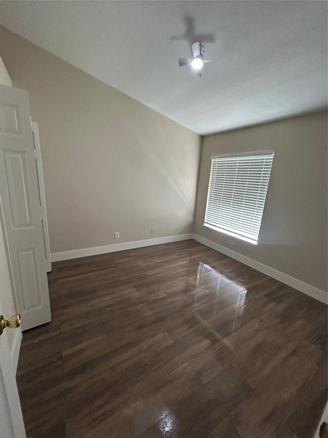 Photo - 214 Eldron Blvd NE