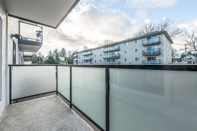 Photo - 1430 Stadacona Avenue