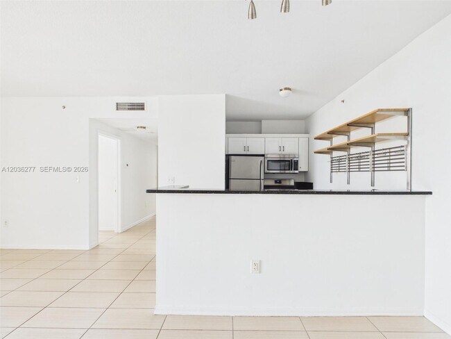 Photo - 425 NE 30th St Unidad 404