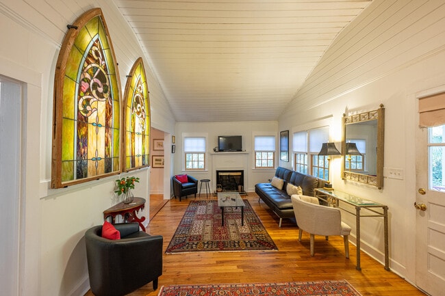 Photo - 566 Newberry St SW