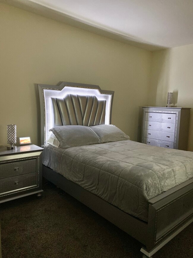 Master Bedroom with walk in closet furnished - 13A Iron Works Way Casa Adosada