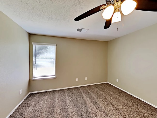 Photo - 807 W Lonesome Dove Trail