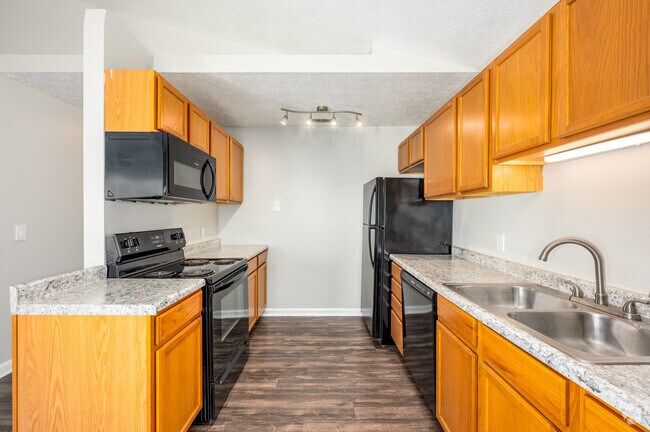 2BR, 1BA - 920SF - Kitchen