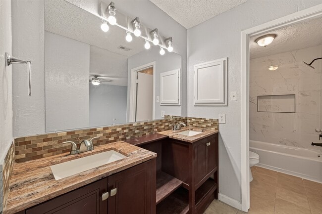 Building Photo - 1806 Foxlake Dr