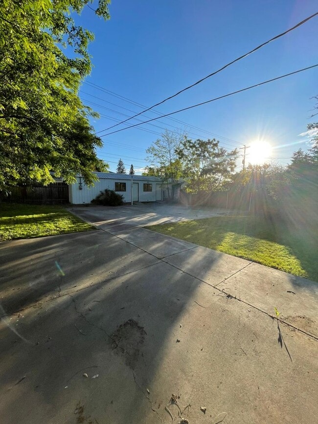 Building Photo - Close to GU Campus