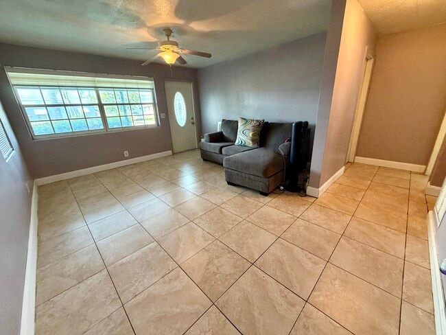 Photo - 1061 W 4th St