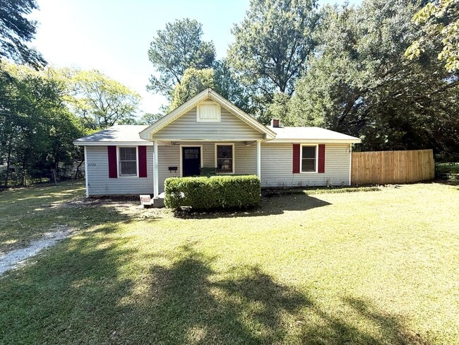 Building Photo - ** 3 bed 1 bath located in Dalraida ** Cal... Rental