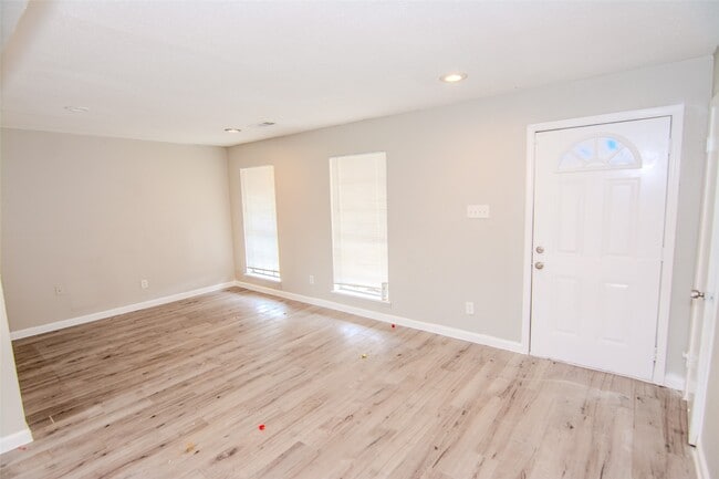 Photo - 11731 McLain Blvd