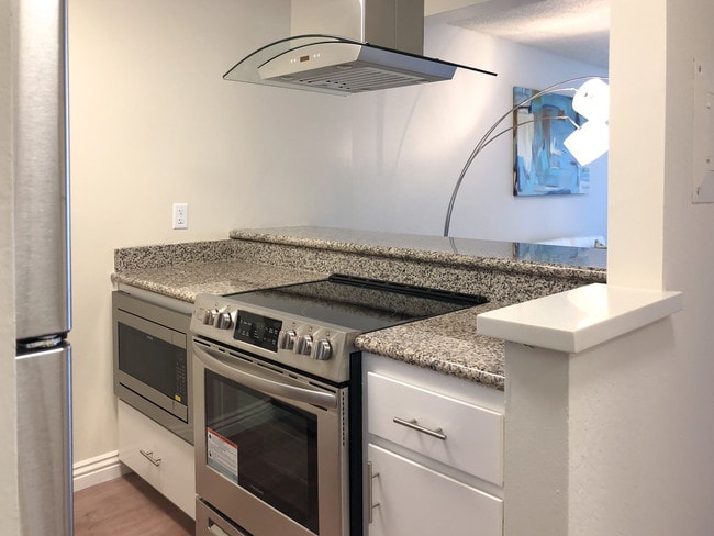 Cocina de concepto abierto - Newport Apartments