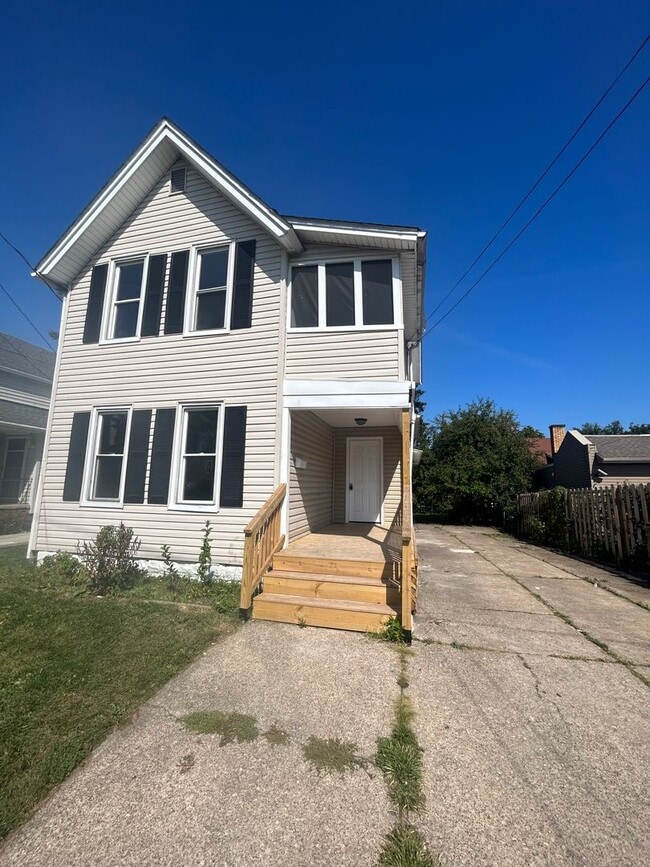 Photo - Welcome to this spacious 6-bedroom, 2-bathroom house located in the vibrant city of Cleveland