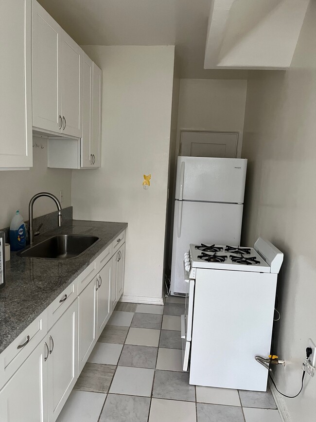 Photo - 945 Hilgard Ave Unit 205