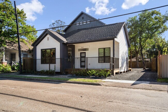 207 Lockwood Dr