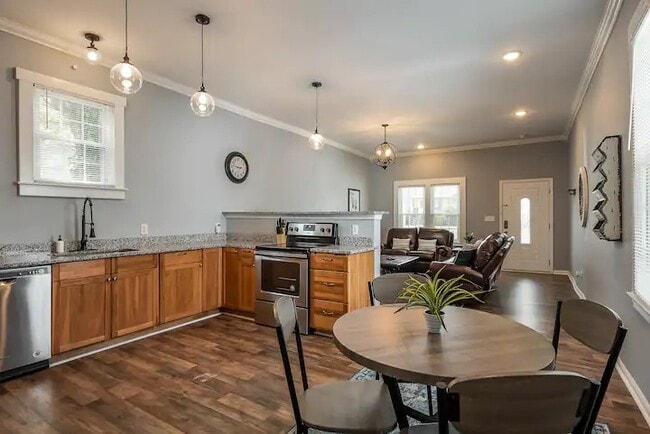 Photo - 466 E Brandeis Ave