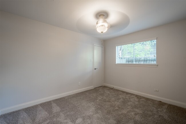 Building Photo - 3515 Lake Ridge Bend