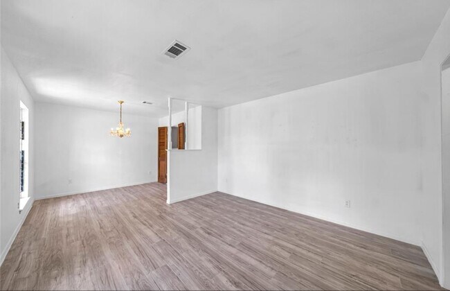 Photo - 8447 Sterlingshire St