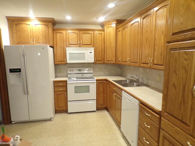 KITCHEN - 403 E Drake St