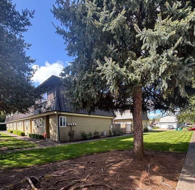 Photo - Townhouse in Newberg Unit Apt. 01