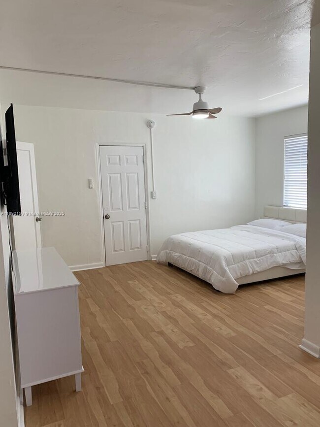 Building Photo - 545 Michigan Ave Unit 3