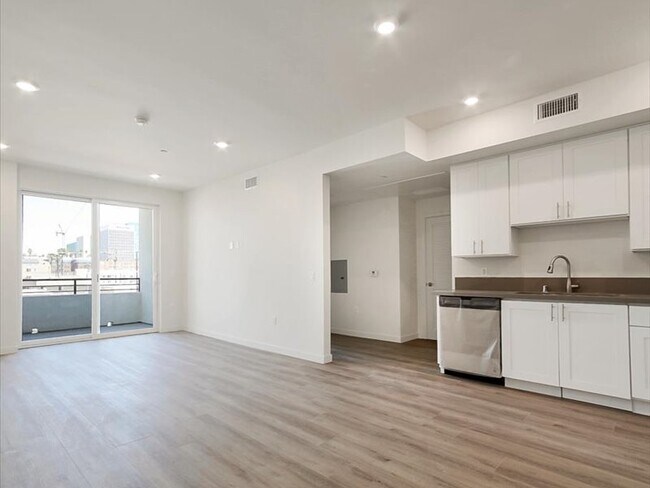 Modelo 1A Cocina - 928 S Berendo St