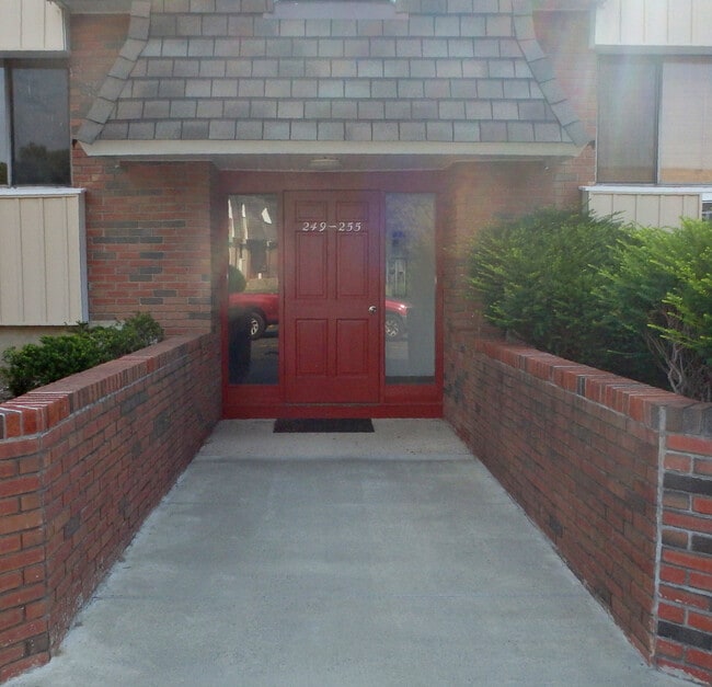 Building Photo - 249 High Path Rd