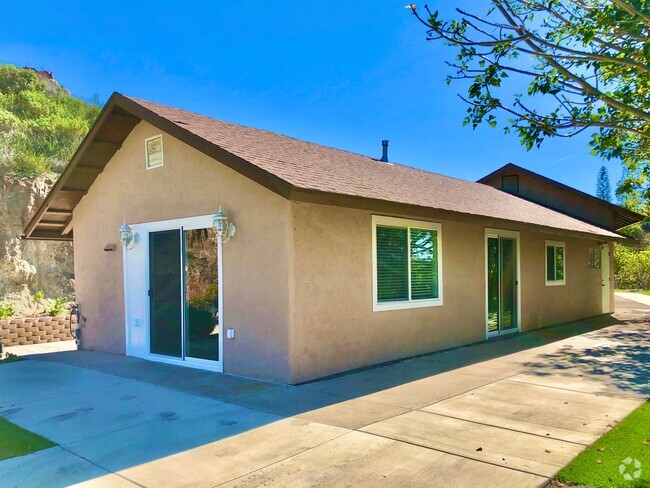 Building Photo - Beautiful, Single Story, Private Entry, De... Rental