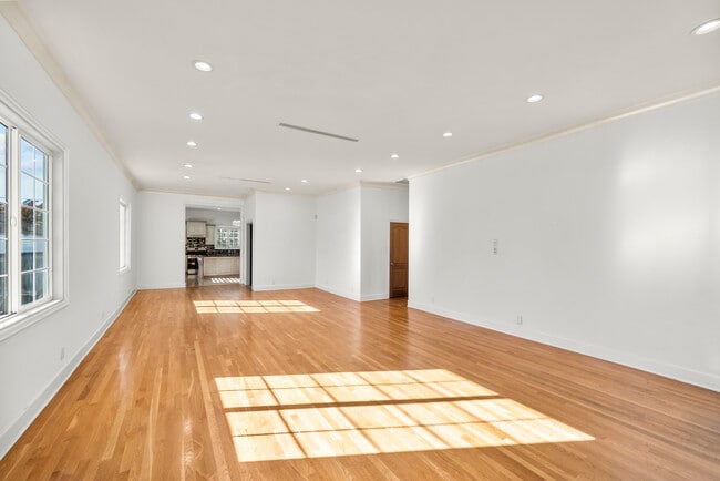 Photo - 6331 Simpson Ave