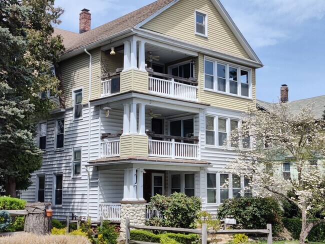 Building Photo - 638-638 Washington Ave Unit 2nd Floor