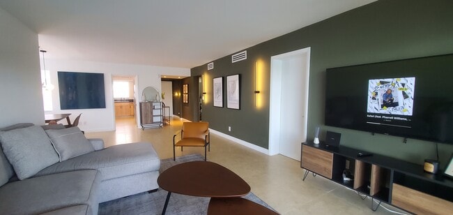 Building Photo - 18901 NE 14th Ave Unit 207