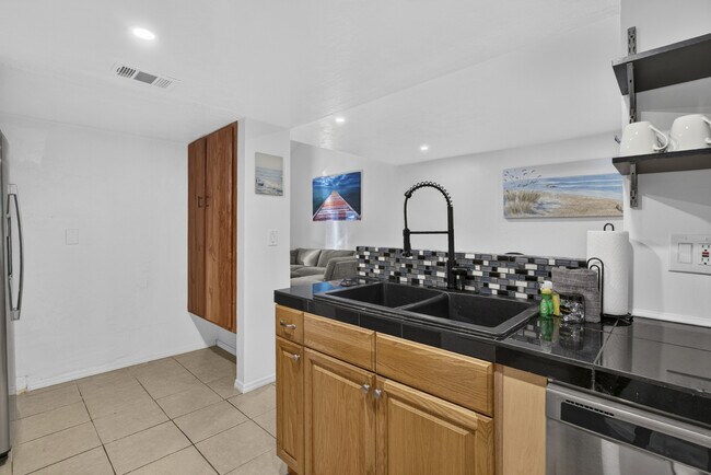 Photo - 4204 Seagate Ln N