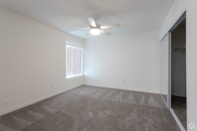 1BR, 1BA - 750 SF