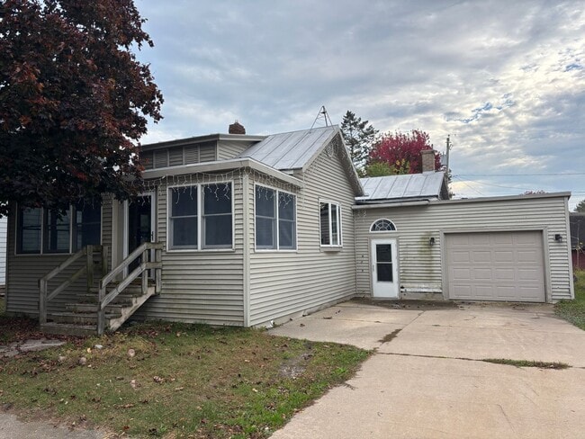 Building Photo - 2 bedroom house with garage