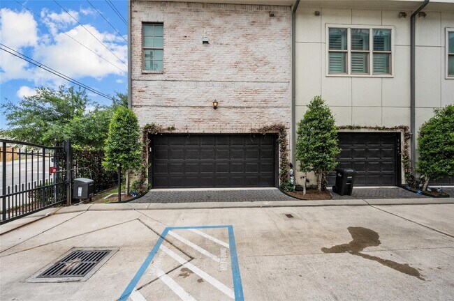 Photo - 4045 Leeland St