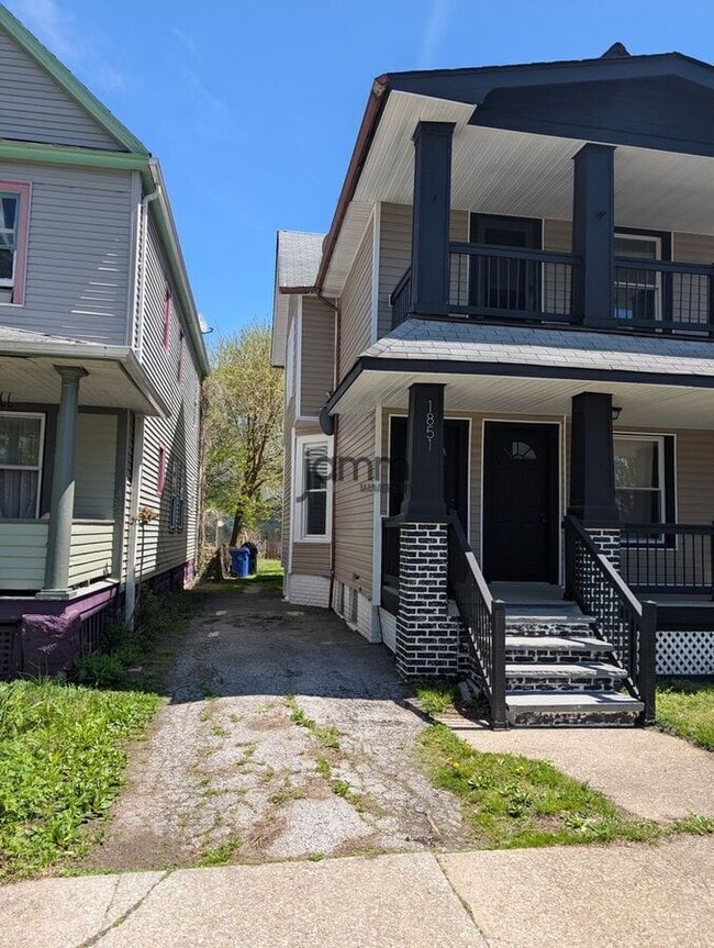 1851 W 52nd St Unidad Upper