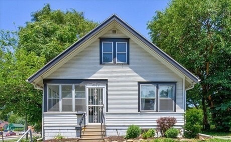 Photo - 4562 Charles St