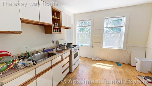 Building Photo - 14 Centre St Unit #E