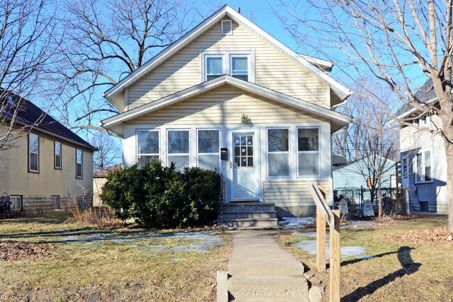 Beautiful 3 Bedroom Single Family Home! Co... - Beautiful 3 Bedroom Single Family Home! Co...